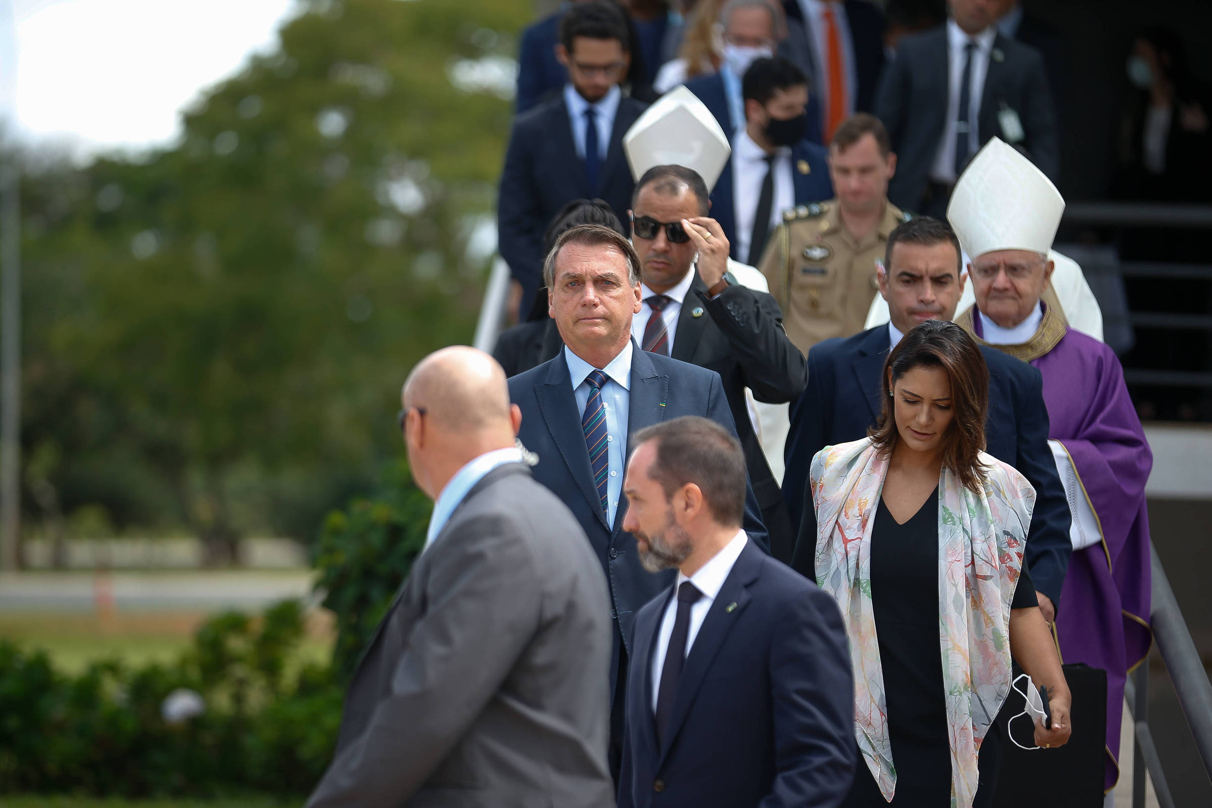 Bolsonaro recebe mensagem do papa Francisco em missa de sétimo dia de sua mãe
