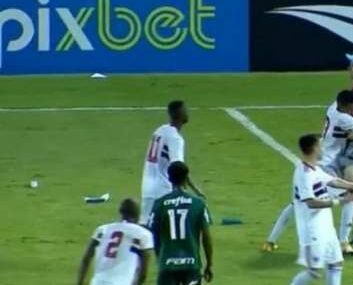 Torcedor do São Paulo invade campo com faca na semifinal da Copinha; veja vídeo