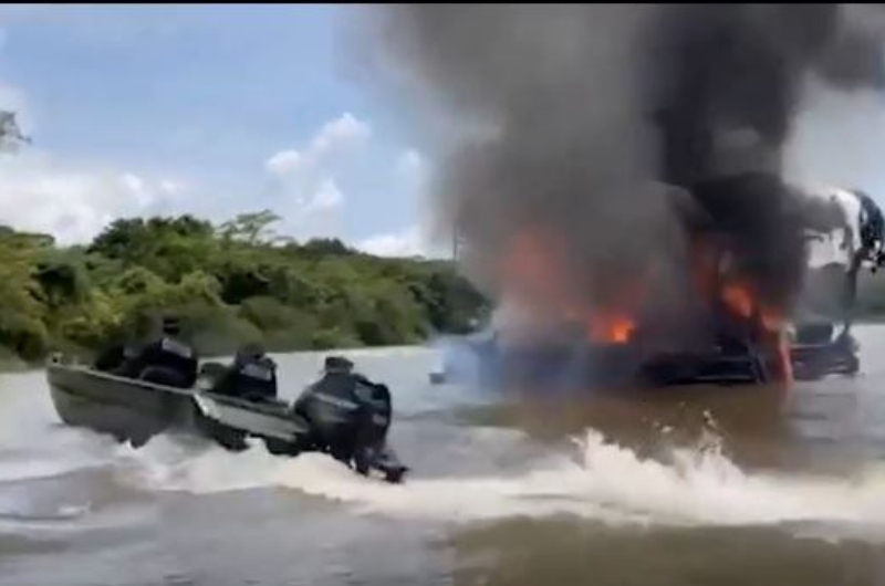 Polícia Militar destrói balsas de garimpo ilegal em rio de Goiás; veja vídeo