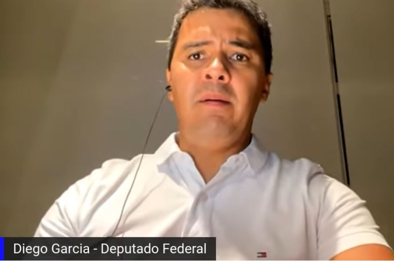 Deputado do Paraná fala em perder mandato para não ser obrigado a vacinar filhos contra Covid