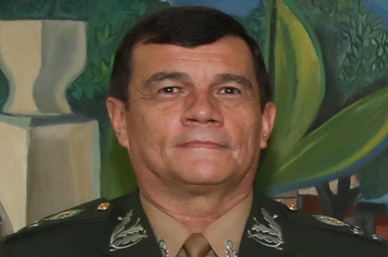 General assina documento que exige que militares se vacinem, usem máscara e não divulguem fake news