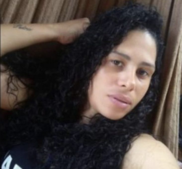 Mulher que matou os 2 filhos a facadas é recebida a gritos em presídio: ‘vai rodar’; veja vídeo