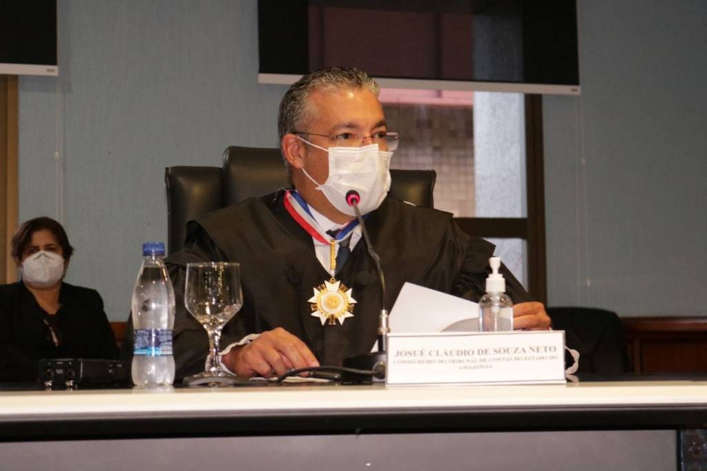 Josué Neto, conselheiro do TCE-AM, autoriza contratações pela SES após ajuste de edital