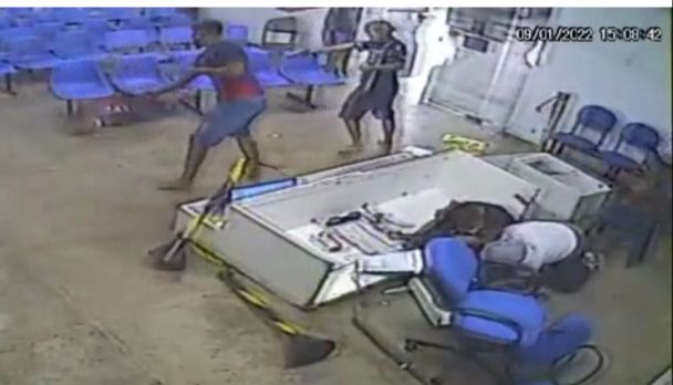 Veja o momento que membro de facção é metralhado dentro de hospital; cenas fortes