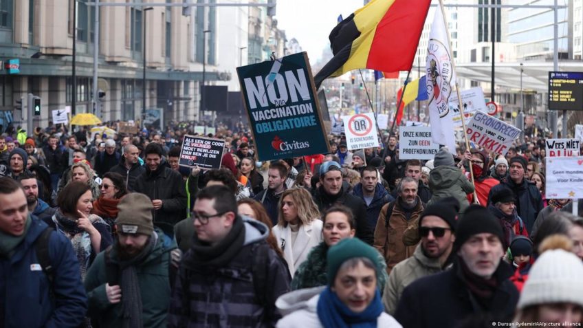 Europa: milhares protestam contra passaporte sanitário e novos lockdowns