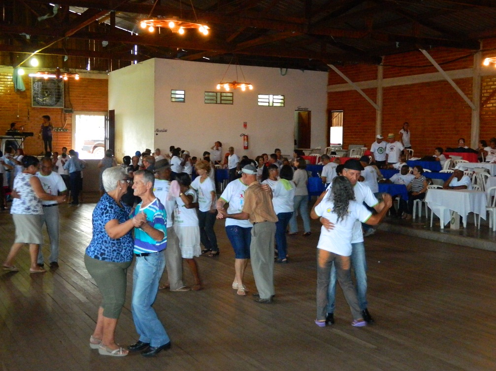 Prefeito do interior proíbe dança 'coladinha' com medo da pandemia
