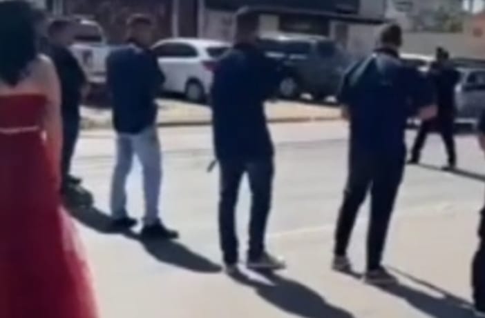 Homens com fuzis param trânsito de avenida só para mulher passar; veja vídeo