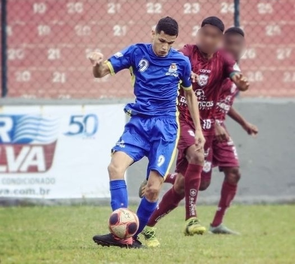Jogador de futebol infarta e morre aos 20 anos após ouvir áudio do WhatsApp