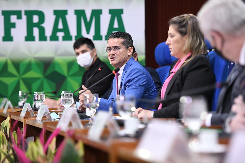 David Almeida protesta contra decreto que retira competitividade da Zona Franca de Manaus