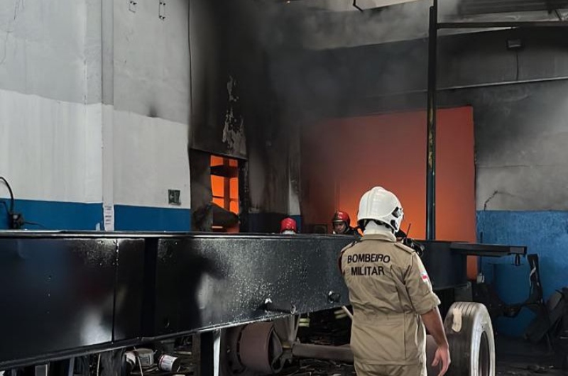 Urgente: Empresa de transportes Bertolini pega fogo em Manaus; veja vídeos