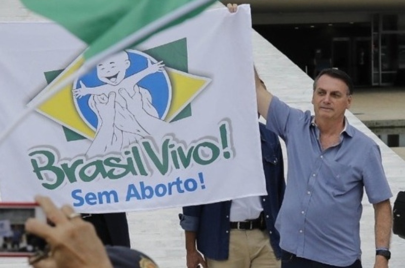 Presidente Bolsonaro se manifesta contra descriminalização do aborto na Colômbia