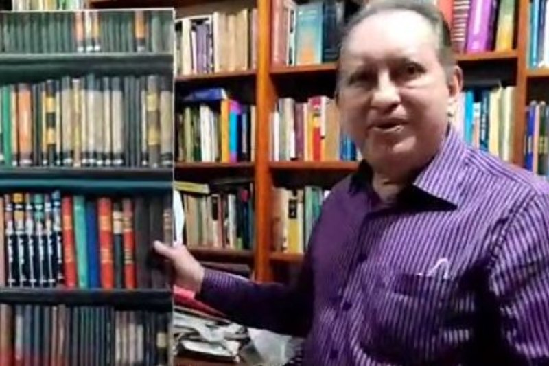 Desembargador Yedo Simões mostra sua biblioteca real após polêmica da queda de painel; veja