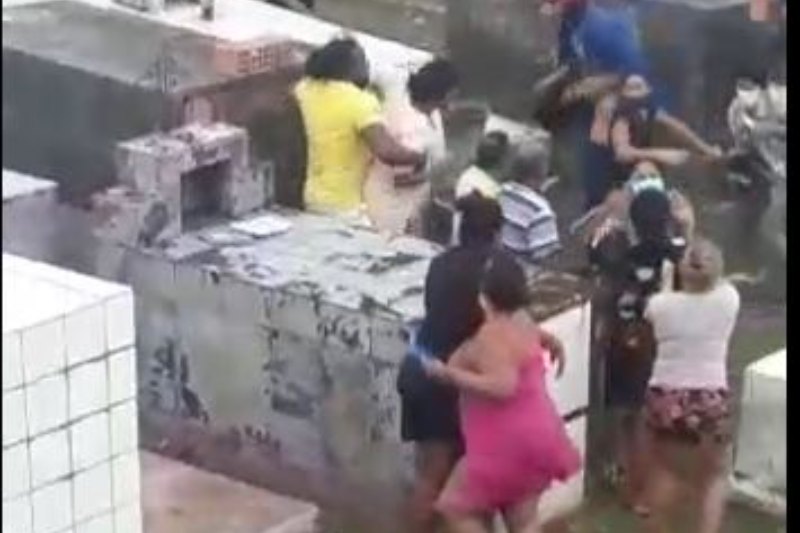 Viúva e amante se encontram em enterro e "quebra pau come" no cemitério; veja vídeo
