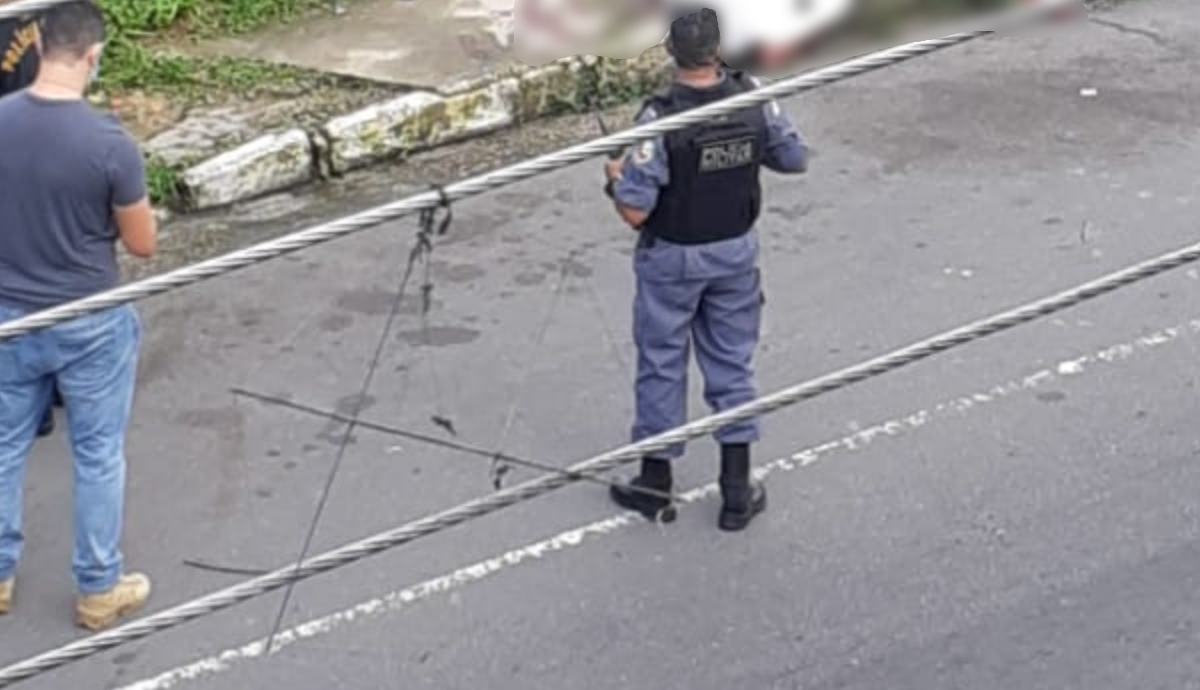 Homem leva facada no coração e agoniza até a morte no meio de avenida, em Manaus; cenas fortes