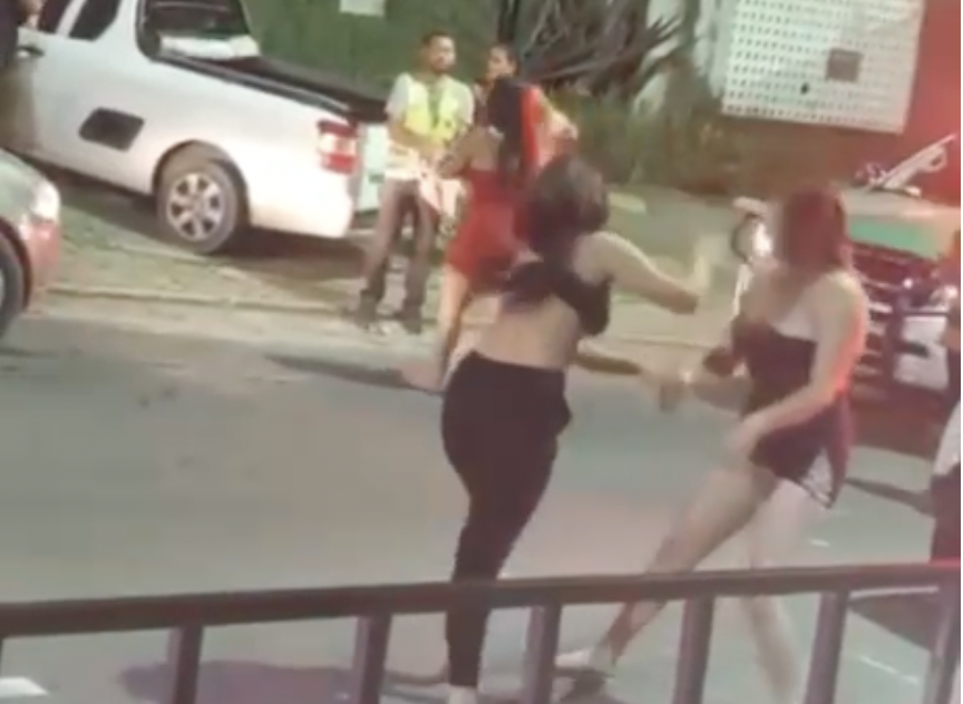 Ao som de ‘Zé Vaqueiro’, mulheres caem na porrada na frente do Bar do Gargalo e clientes filmam tudo; veja