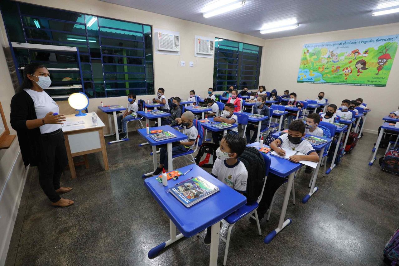 Escola bilíngue português-espanhol é inaugurada a um quilômetro de abrigo para venezuelanos, em Manaus