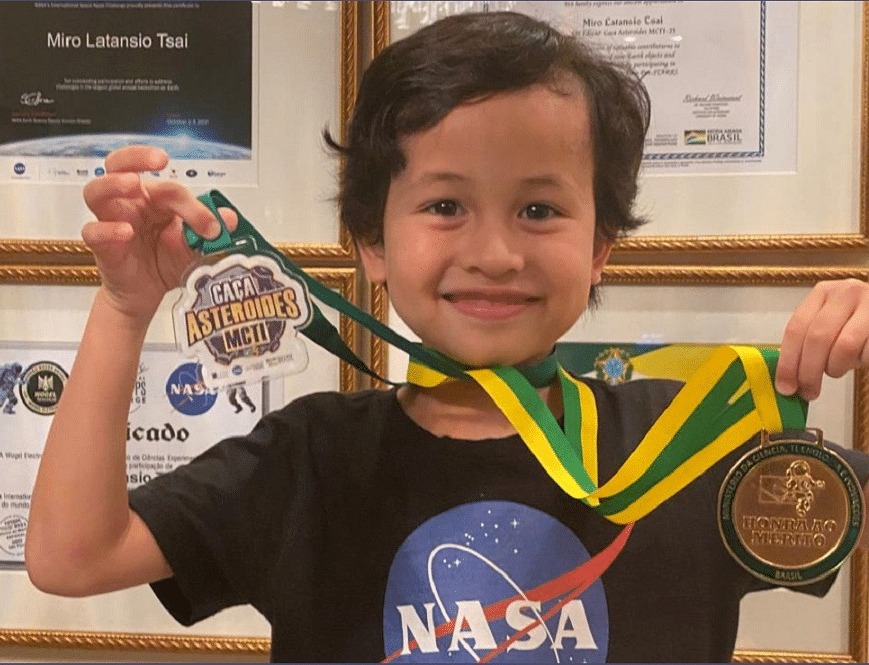 Com apenas 5 anos, menino brasileiro descobre 15 asteróides e ganha prêmio da NASA