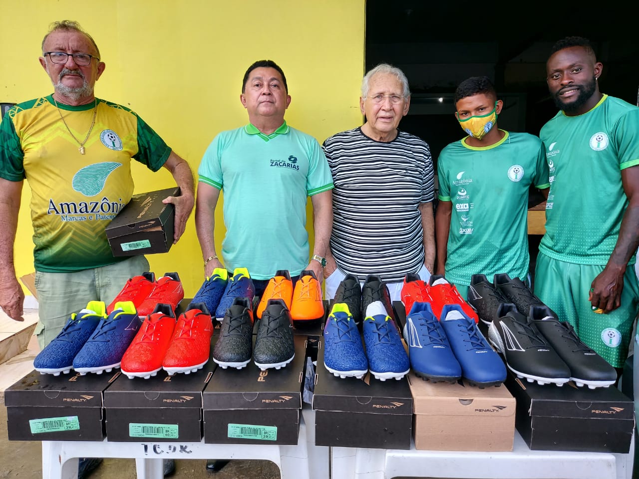 Empresário Antônio Zacarias doa chuteiras novas para todo o time do Iranduba