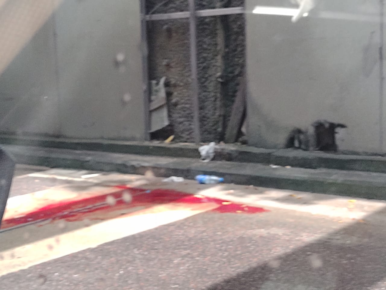 Veja o momento em que homem corre e pula do viaduto do São José em Manaus; cenas fortes