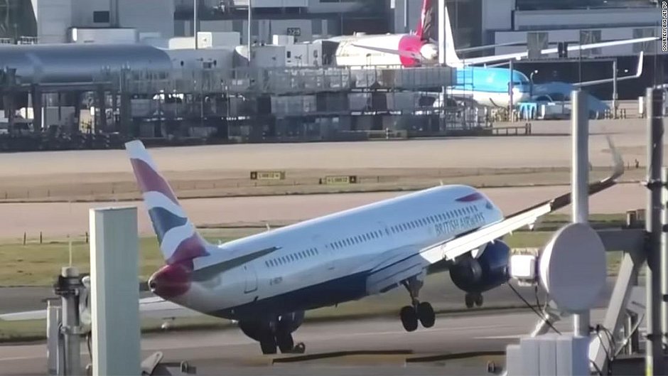 Susto! Vento quase fez avião virar durante pouso na Inglaterra; veja vídeo