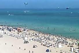 Helicóptero cai em praia de Miami e quase mata banhistas; veja vídeo