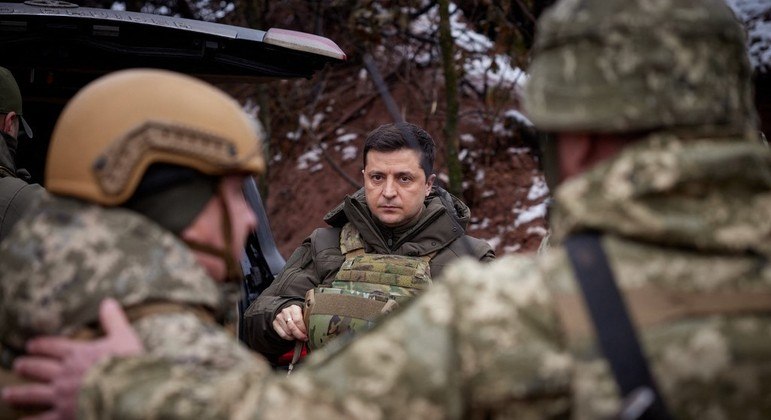 Presidente da Ucrânia diz que quarta-feira (16) será o dia do ataque da Rússia