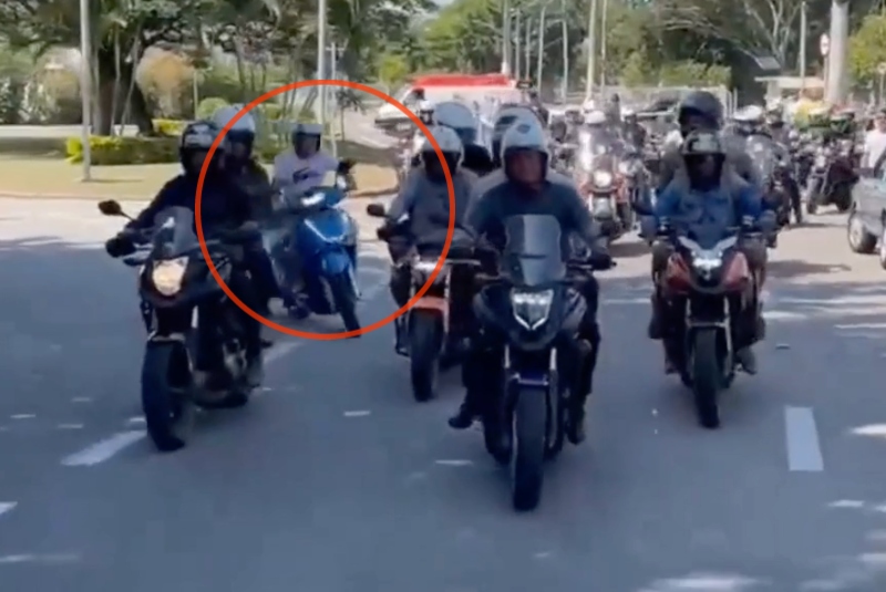 Homem tenta jogar moto sobre presidente Bolsonaro e é contido por seguranças; veja vídeo