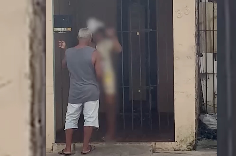 Idoso abusa de adolescente com deficiência pela grade de residência