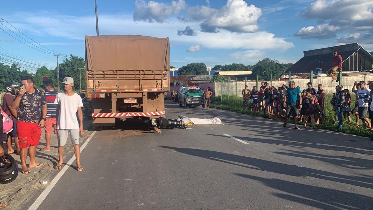 Cenas fortíssimas: motoqueiro tem cabeça estourada após bater em carreta, em Manaus