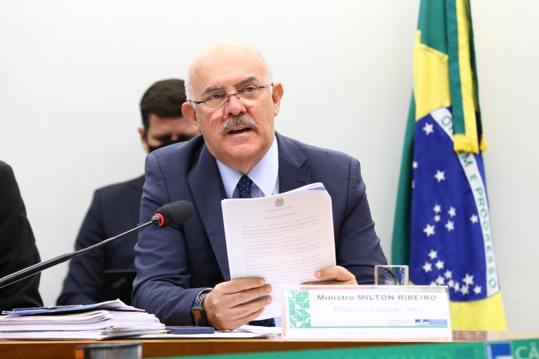 Milton Ribeiro diz que repasses seguem legislação e que continuará no Ministério da Educação