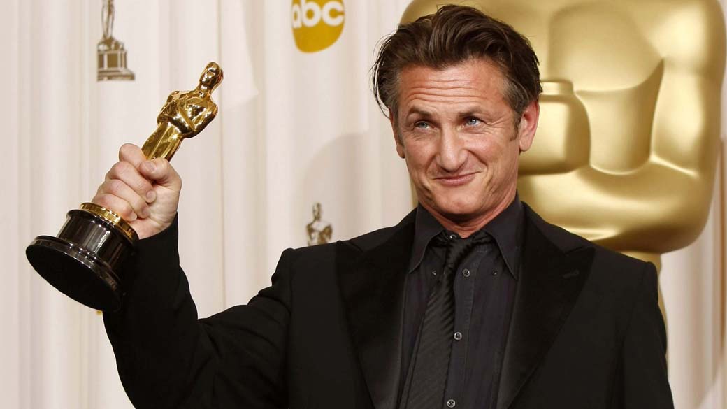 Ator Sean Penn teve que largar carro na estrada e fugir a pé da Ucrânia