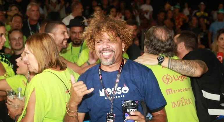Ex-mendigo curte Carnaval em camarote da Sapucaí e é tietado por famosos
