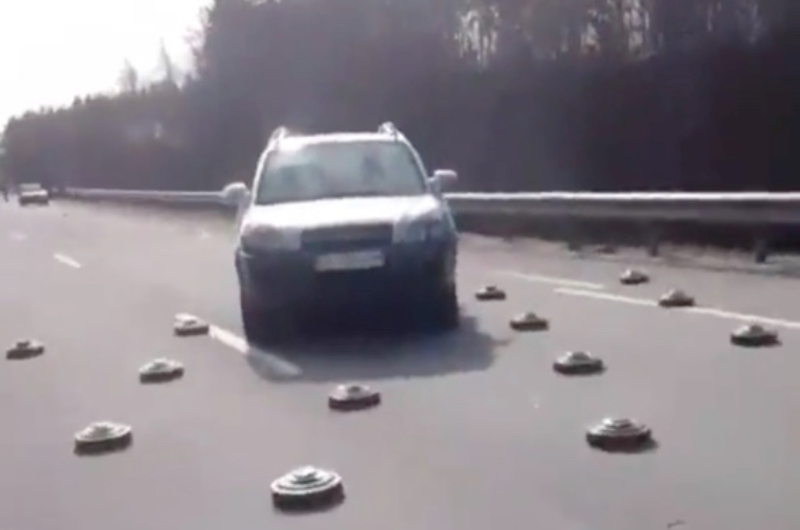 Carros de civis atravessam estrada repleta minas anti-tanques em meio à guerra na Ucrânia; veja vídeo