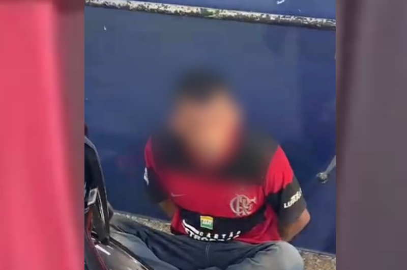 Sujando a imagem do ‘Mengão’, assaltante é imobilizado por moradores da Compensa
