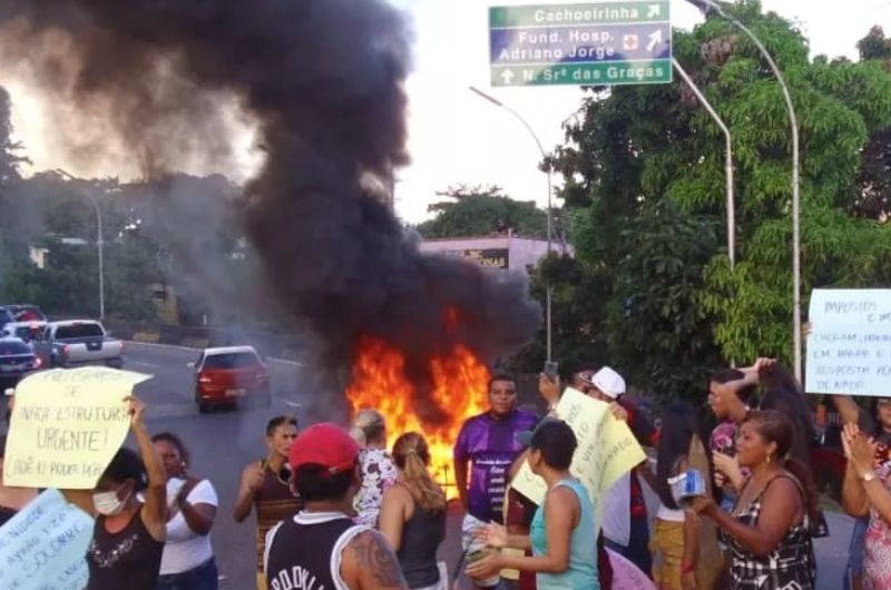 Moradores ateiam fogo em avenida de Manaus em protesto aos danos causados pelas chuvas; veja vídeo