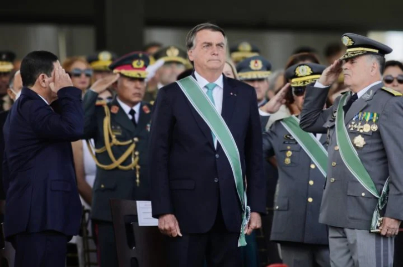 Em cerimônia de 374 anos do Exército, Presidente Bolsonaro destaca presença das Forças Armadas em momentos históricos