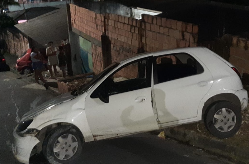 Após sair de hospital, motorista de aplicativo cai em buraco e capota com passageiras em Manaus