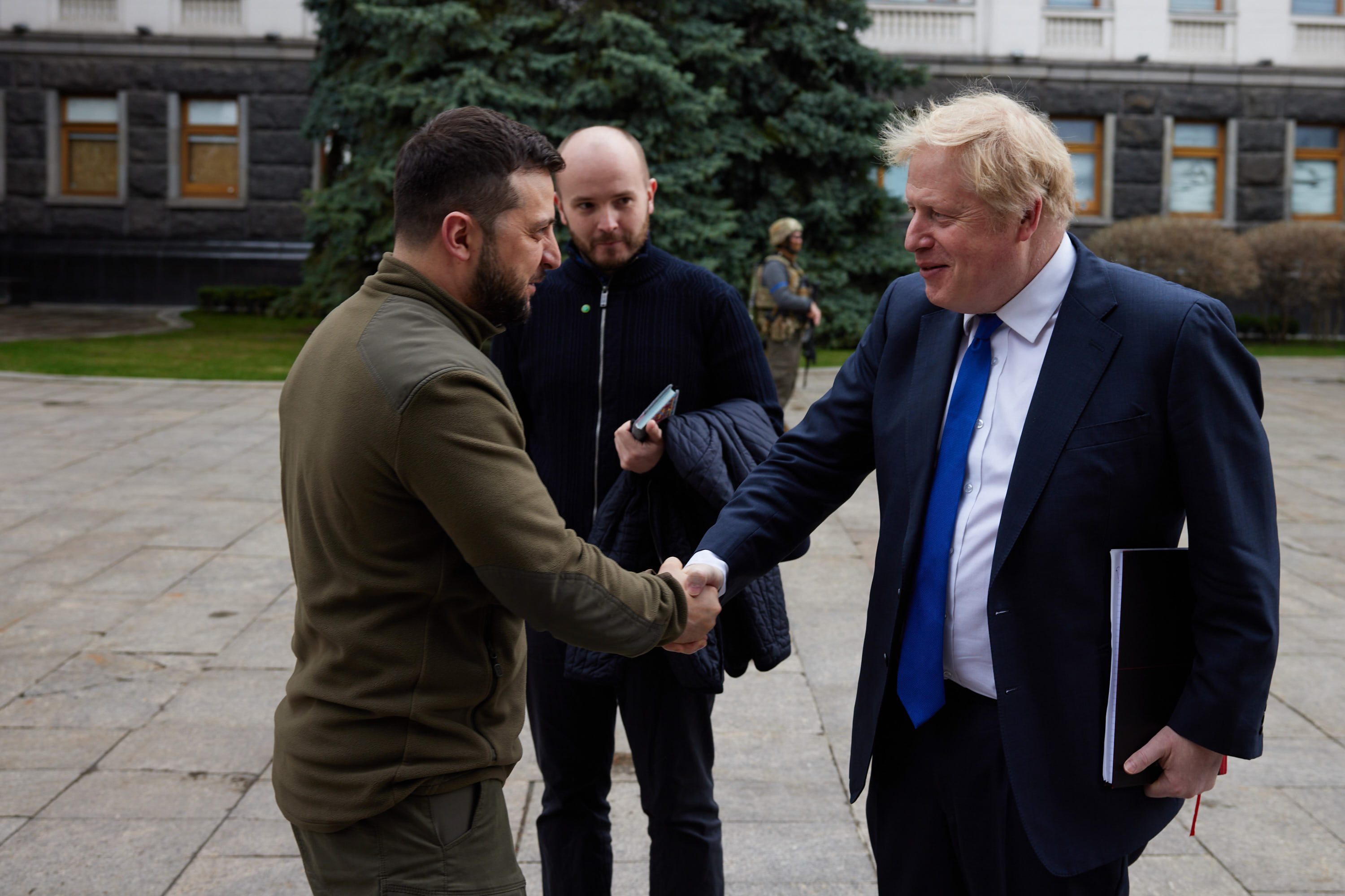 Boris Johnson promete entregar mais armas para Zelensky durante visita surpresa à Ucrânia