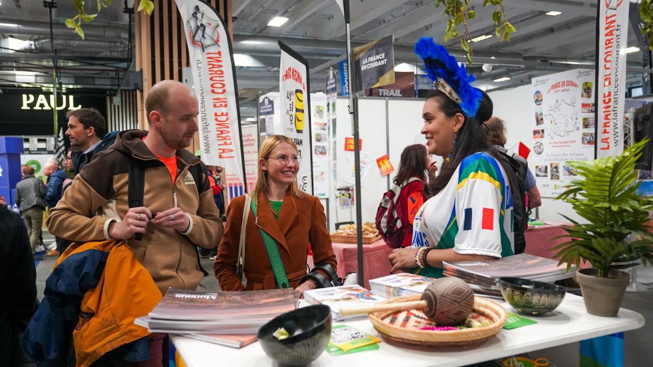 Em Paris, estande de Manaus desperta a curiosidade de maratonistas de diversas nacionalidades