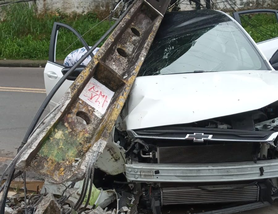 Motorista vai dar ‘bitoquinha’ em mulher e derruba poste no Lírio do Vale; veja vídeo