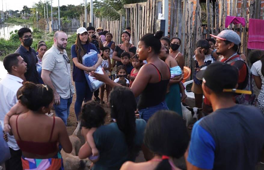 Famílias atingidas pela alagação em Parintins recebem apoio do deputado Fausto Jr.