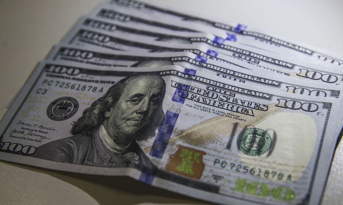 Dólar fecha a R$ 4,99 e acumula alta de 8% em três dias