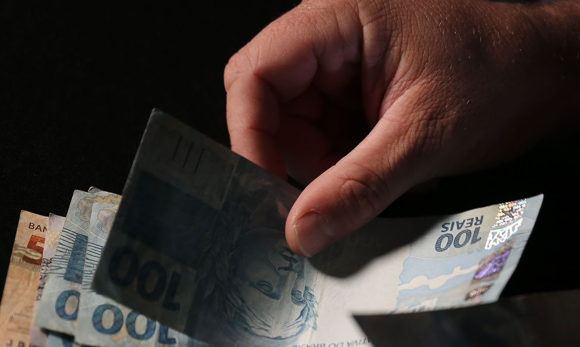 Projeto de Diretrizes Orçamentárias propõe salário mínimo de R$ 1.294 em 2023; valor ainda pode mudar