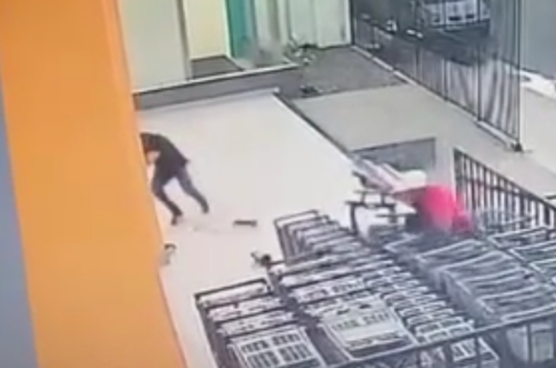 Membro do CV busca briga com a Rocam e tenta matar policial em loja na avenida Grande Circular; veja vídeo